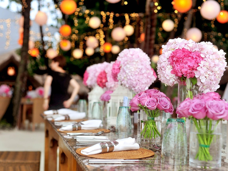 Elegant table setting with flowers and candles